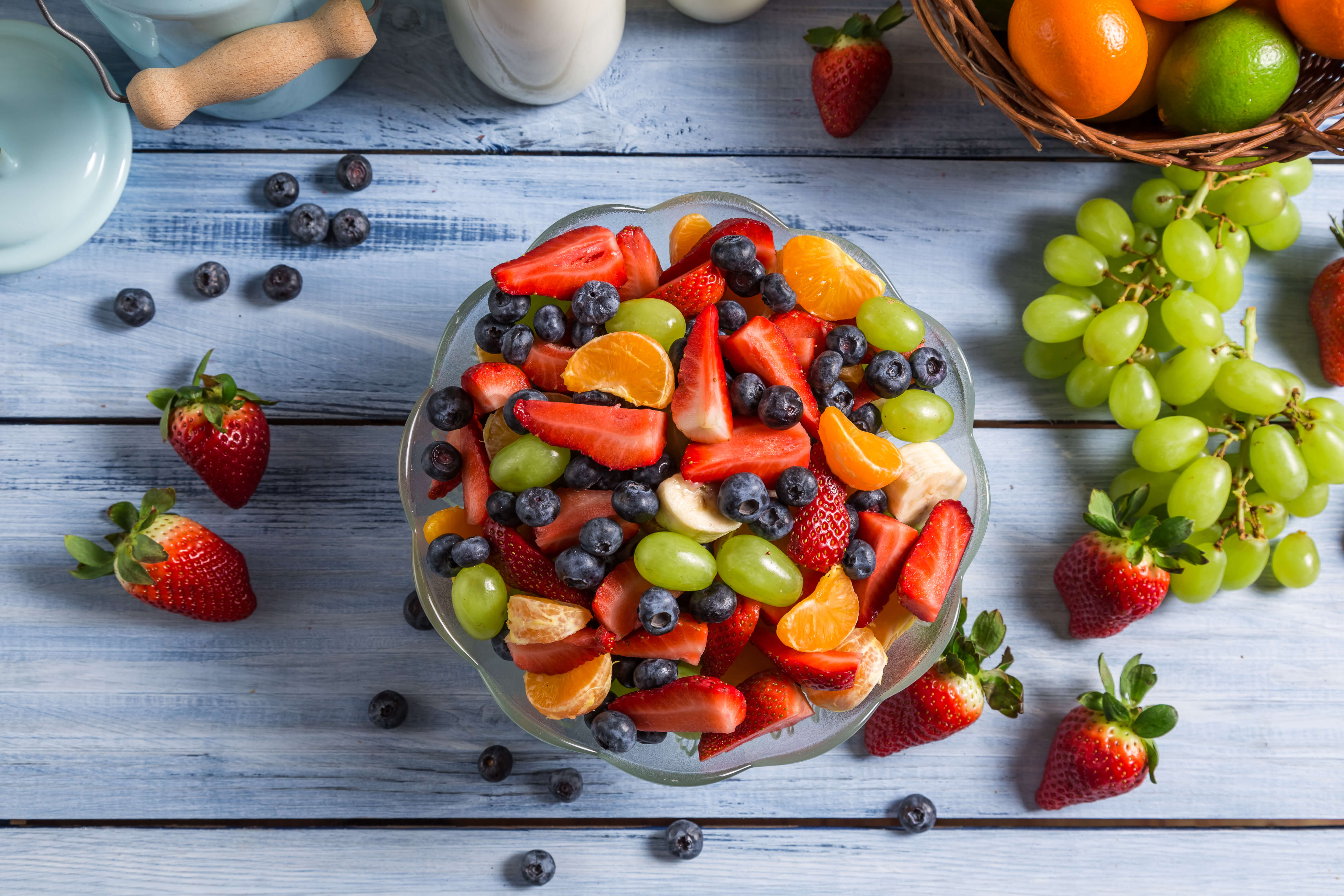 фрукты и ягоды на столе