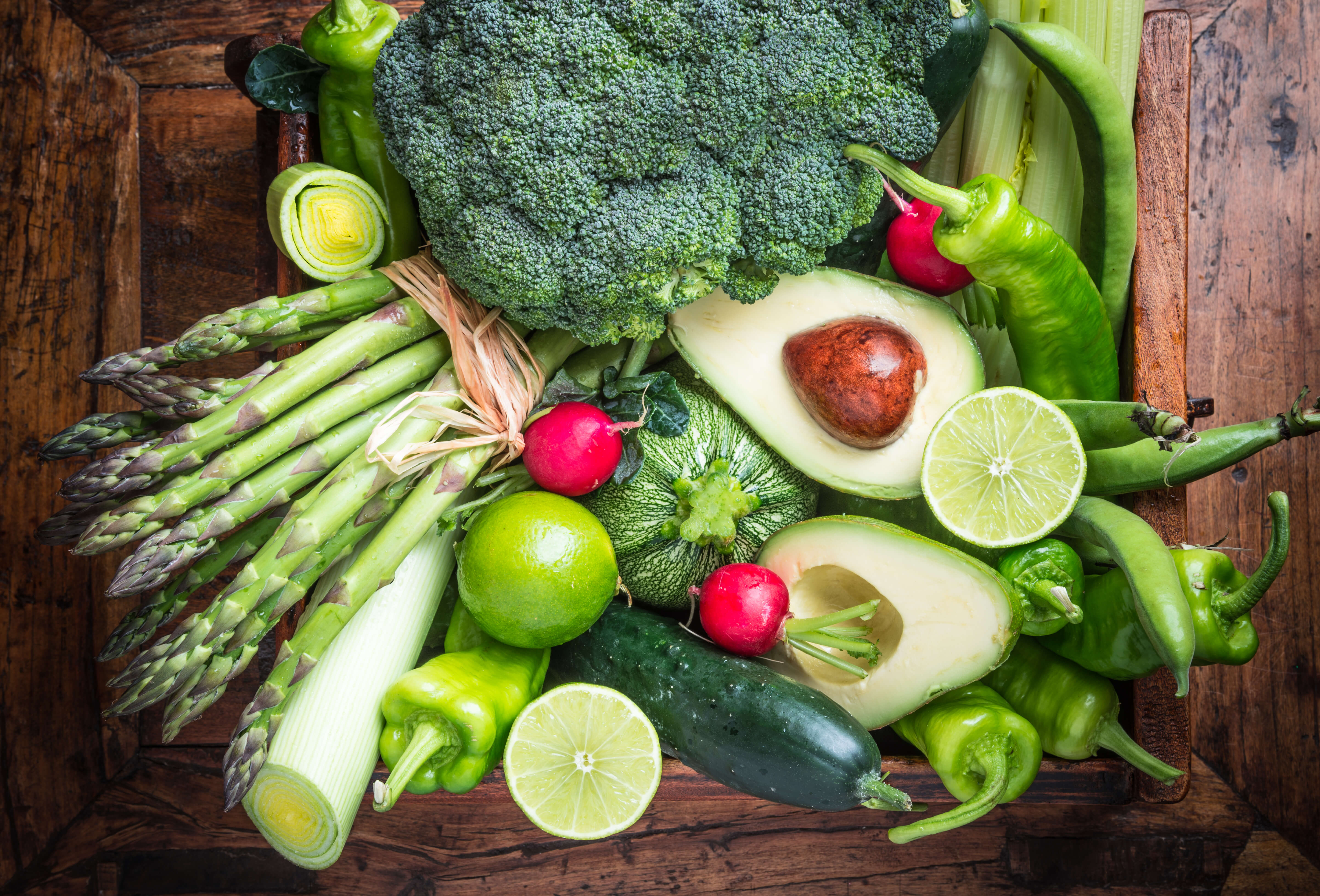 Овощи свежие на столе. Свежие овощи и зелень. Зеленые овощи. Вегетарианское питание. Здоровое питание овощи.